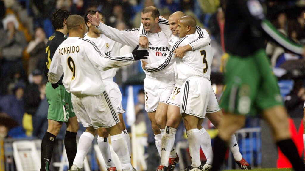 Zidane comemorando gol pelo Real Madrid, em jogo do Campeonato espanhol de 2003, junto com os colegas de time.