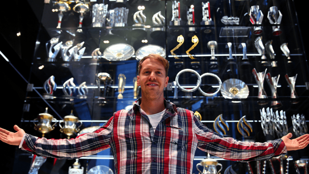 Piloto Sebastian Vettel em galeria de troféus da Red Bull Racing - Fórmula 1 F1