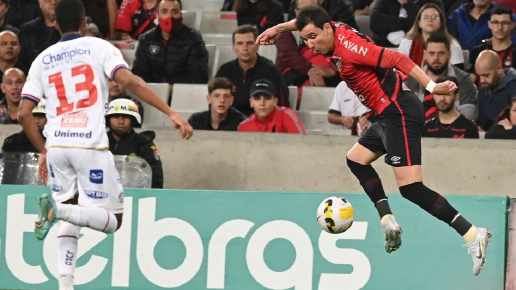 Athletico sai atrás do Bahia, vira e avança às quartas da Copa do Brasil