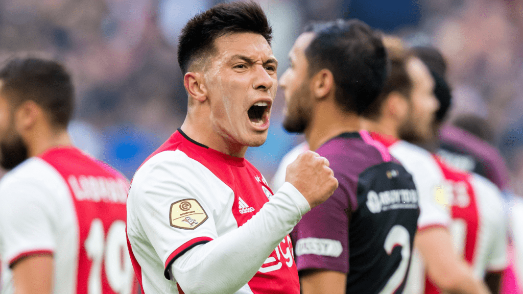 Zagueiro argentino Lisandro Martínez, ex-Ajax, acertando com o Manchester United