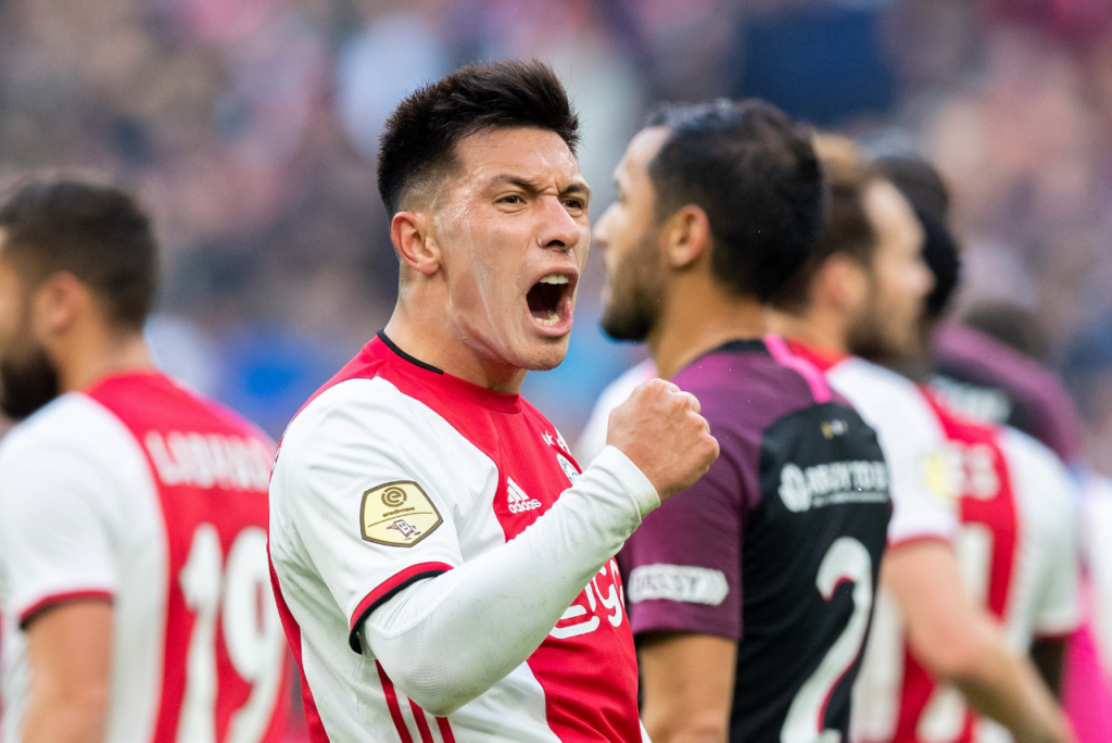 Zagueiro argentino Lisandro Martínez, ex-Ajax, acertando com o Manchester United