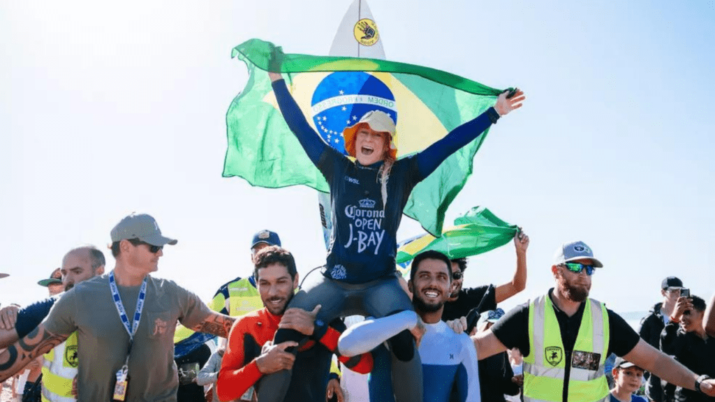 Surfista brasileira Tatiana Weston-Webb é campeã da etapa de J-Bay da WSL