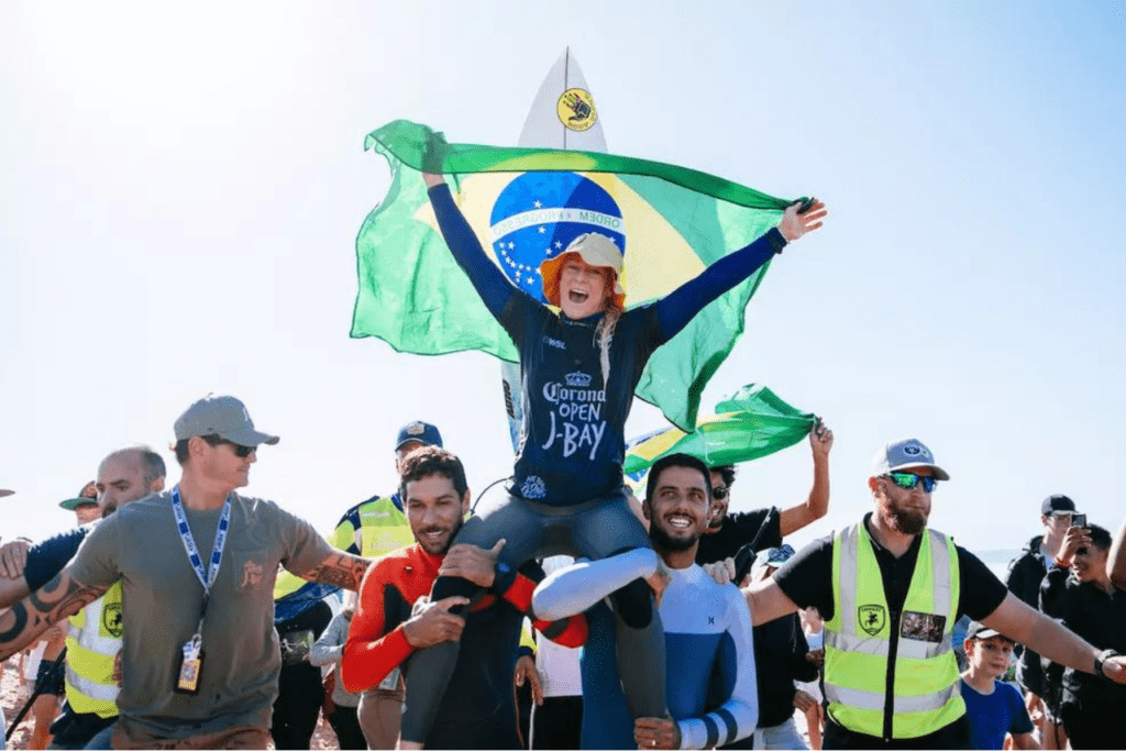 Surfista brasileira Tatiana Weston-Webb é campeã da etapa de J-Bay da WSL