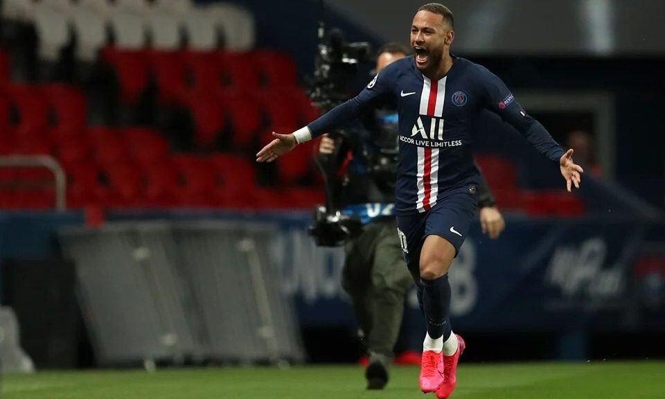 Neymar, vestindo uniforme do PSG, corre de braços abertos no gramado, em comemoração.