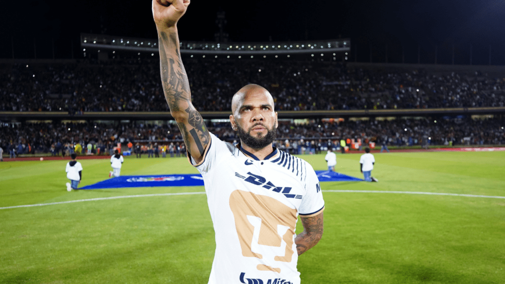 Lateral Daniel Alves, do Pumas, com punho em riste
