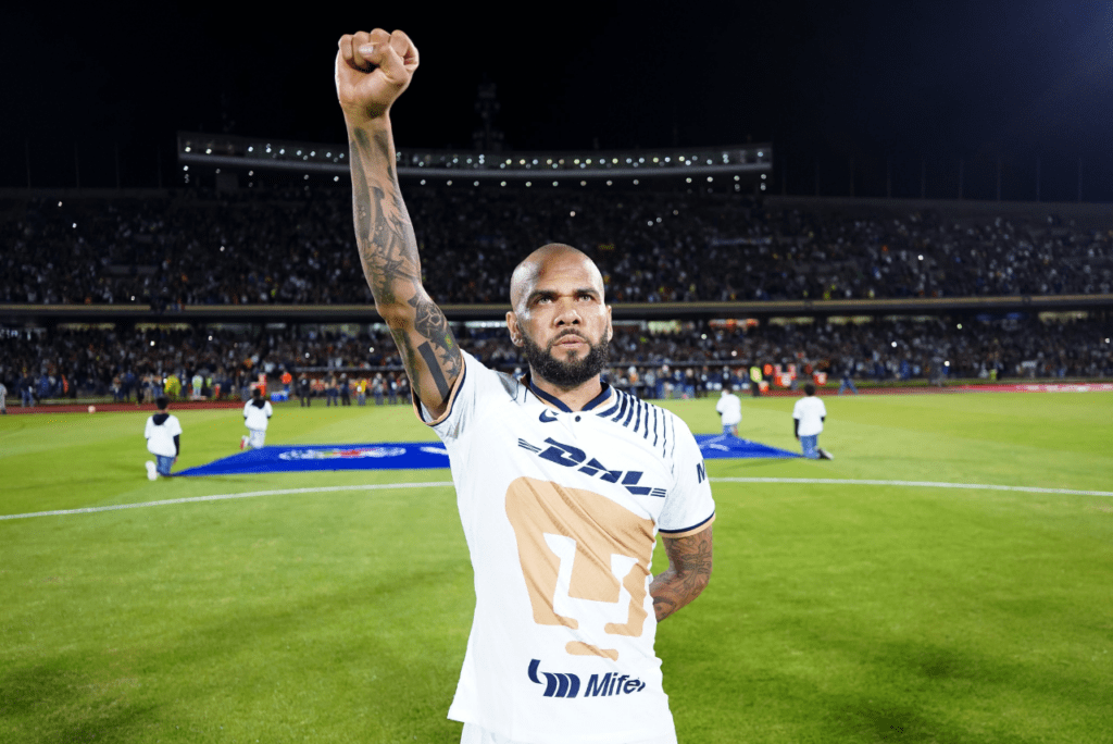 Lateral Daniel Alves, do Pumas, com punho em riste