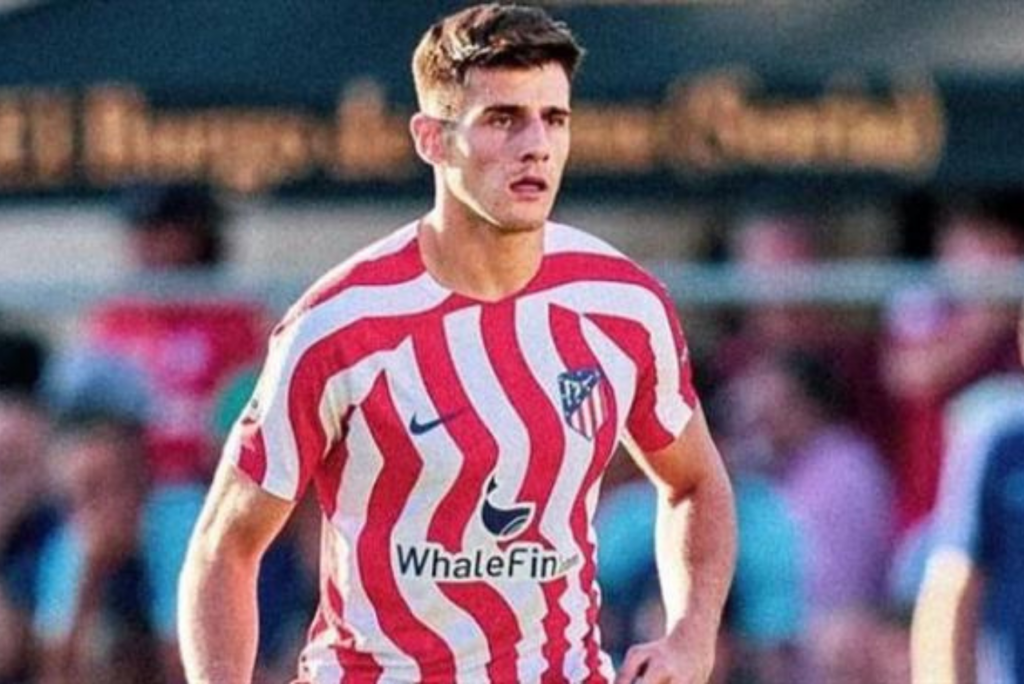 Goleiro Antonio Gomis, do Atletico de Madrid, jogando no ataque