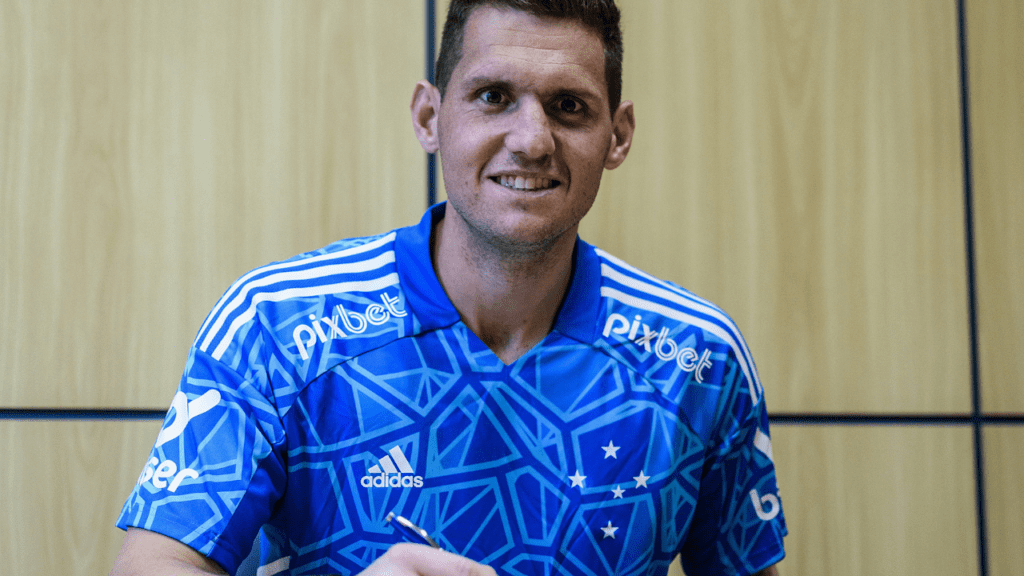 Goleiro Rafael Cabral assina renovação com o Cruzeiro