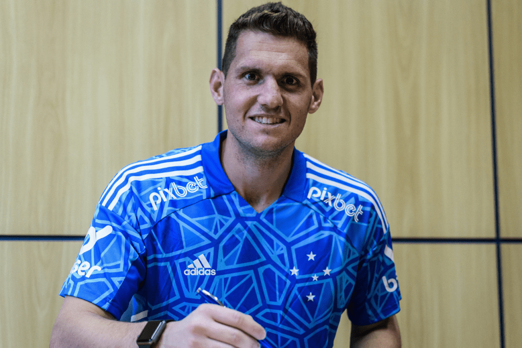 Goleiro Rafael Cabral assina renovação com o Cruzeiro