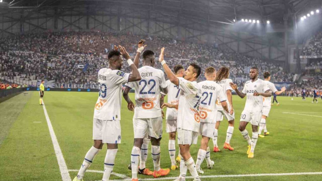 Marseille vence Clermont Foot 63 e segue na caça ao líder PSG