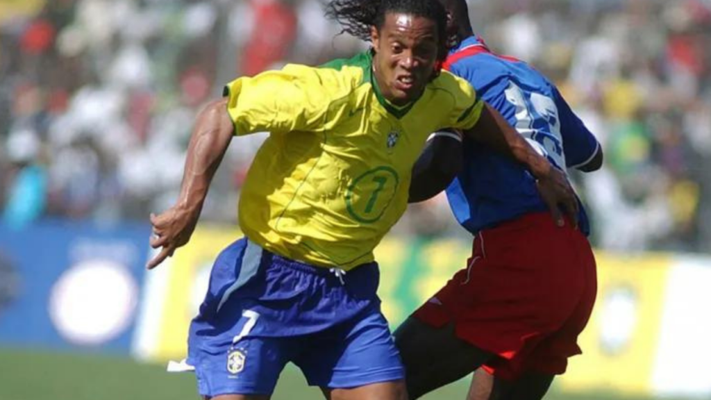 Meia Ronaldinho Gaúcho em jogo pela Seleção Brasileira