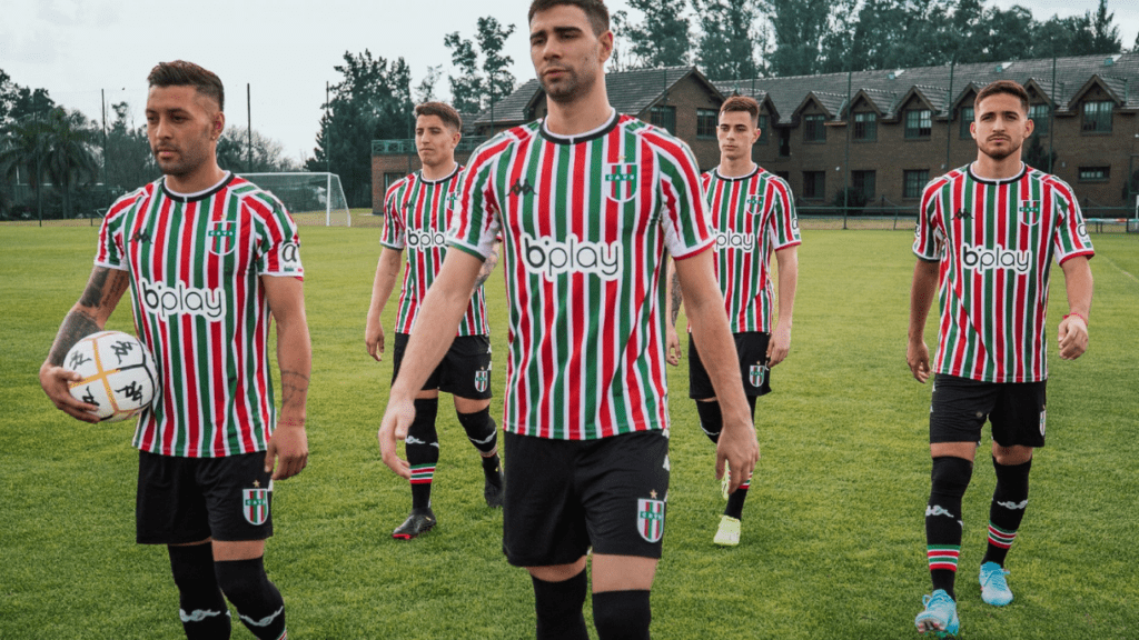 Nova camisa do Vélez Sarsfield, parecida com a do Fluminense, antes de enfrentar o Flamengo