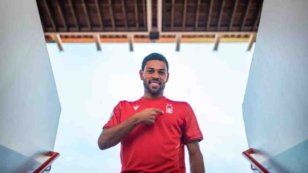 Clube da Premier League oficializa contratação do brasileiro Renan Lodi