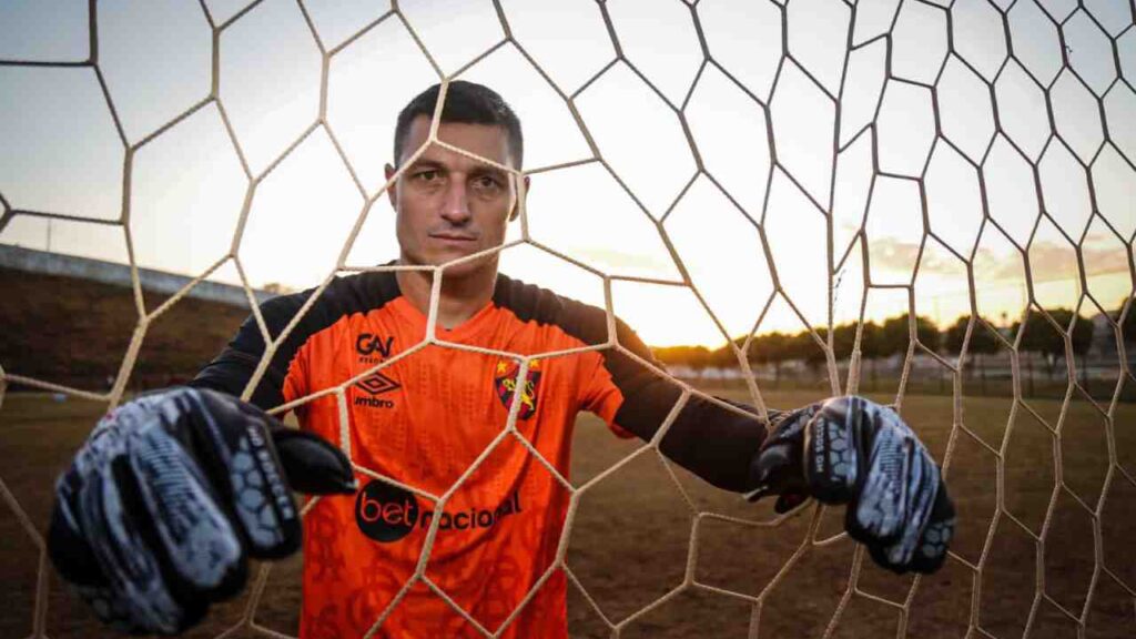 Denis sofre lesão no joelho esquerdo e desfalca o Sport no restante da Série B