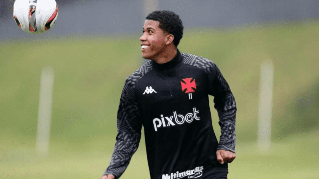 Volante Andrey Santos, em treino do Vasco da Gama