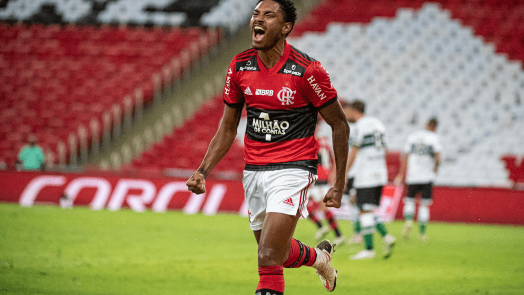 Atacante vitinho, de saída do Flamengo, comemora gol no clube