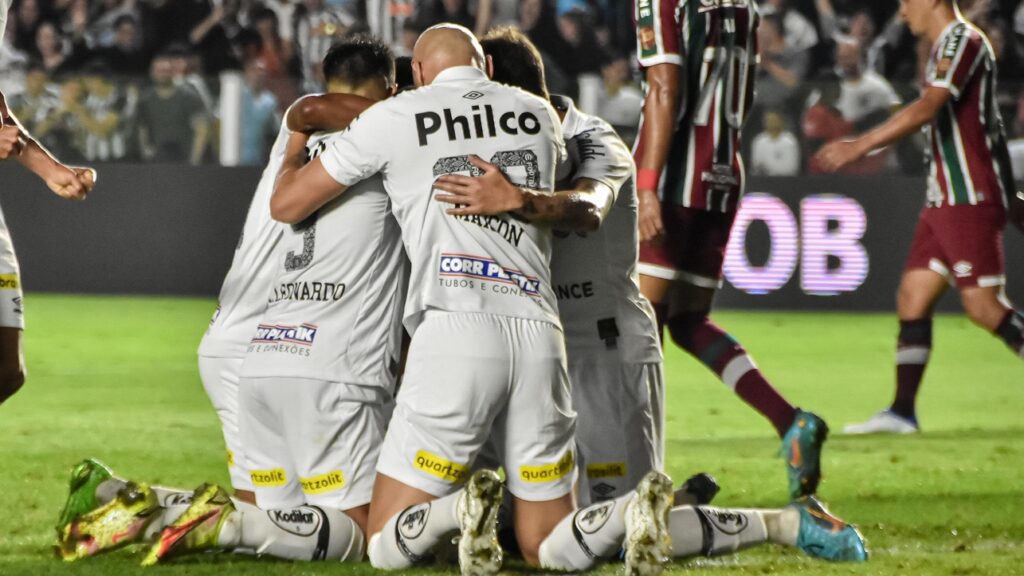 Em jogo de quatro gols, Santos e Fluminense ficam no empate pela Série A