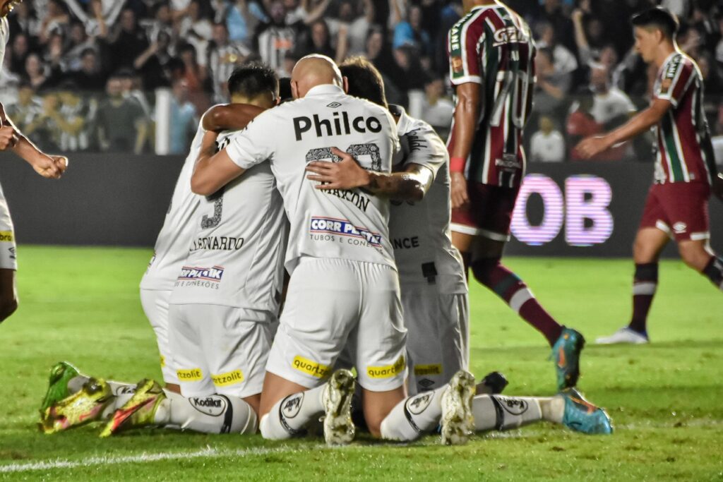 Em jogo de quatro gols, Santos e Fluminense ficam no empate pela Série A