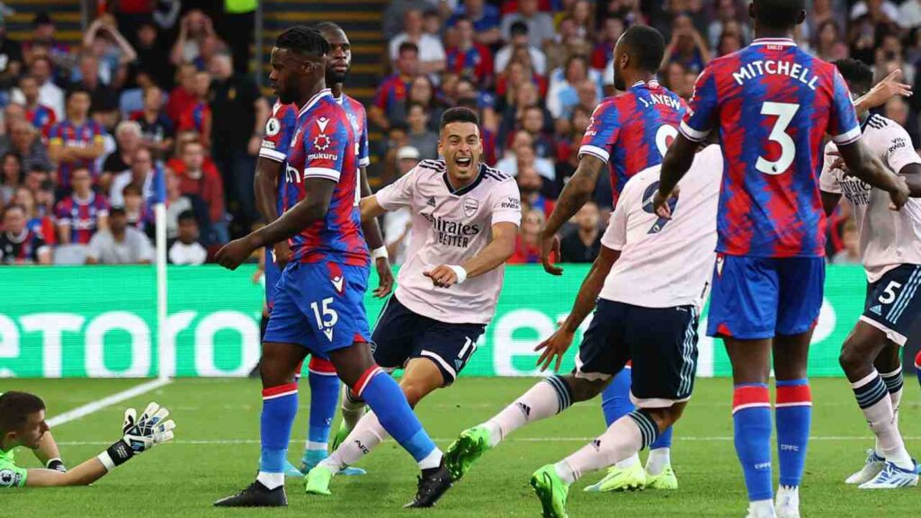 Atacante Gabriel Martinelli, do Arsenal, comemora gol contra o Crystal Palace