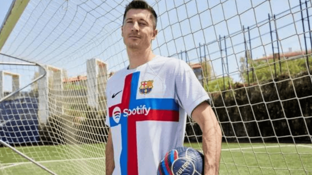 Atacante Robert Lewandowski com nova camisa do Barcelona