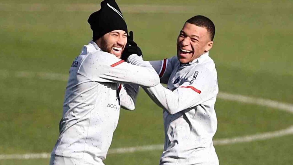 Jornal diz que Neymar e Mbappé vão ter reunião para definir cobrador de pênaltis no PSG