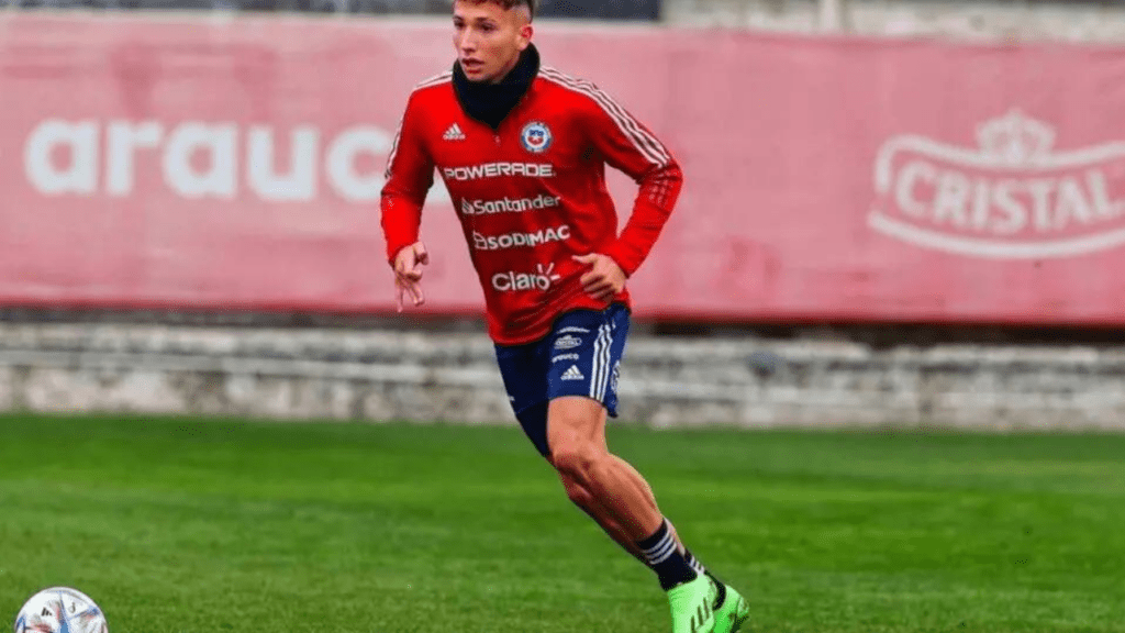 Atacante Luciano Arraigada, do Athletico-PR, na Seleção Chilena