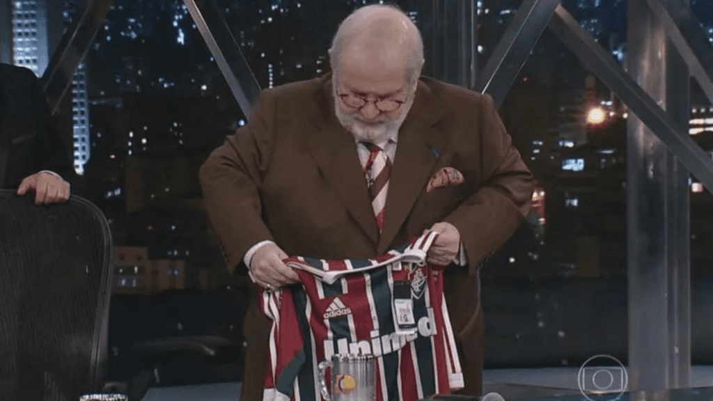 Apresentador Jô Soares com camisa do Fluminense