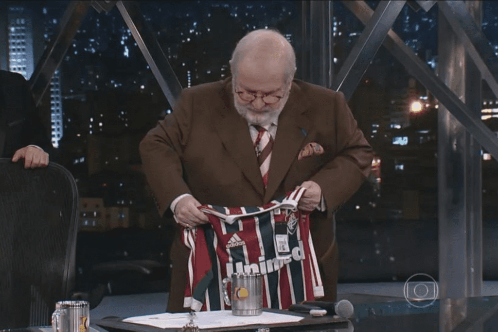 Apresentador Jô Soares com camisa do Fluminense
