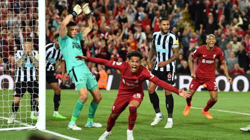 Liverpool marca no fim e vence o Newcastle de virada