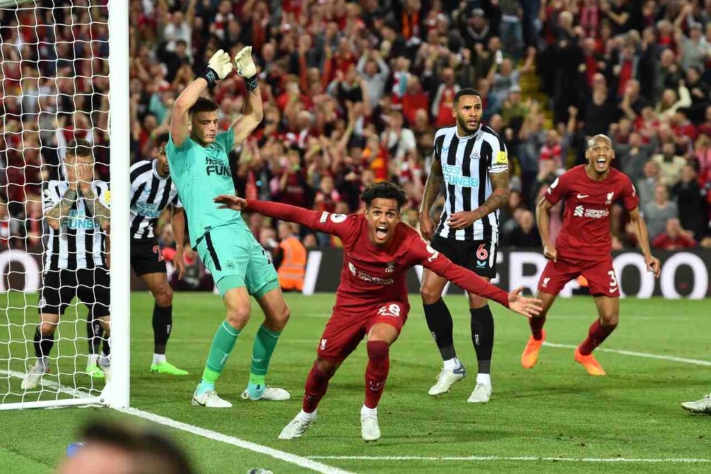 Liverpool marca no fim e vence o Newcastle de virada