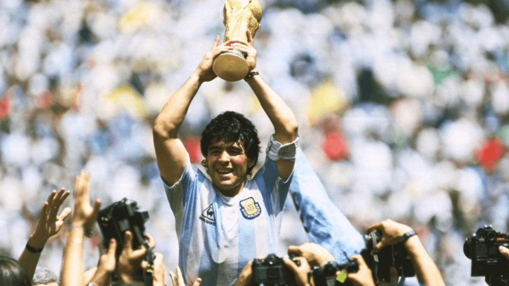 Diego Armando Maradona levanta taça da Copa do Mundo pela Seleção Argentina