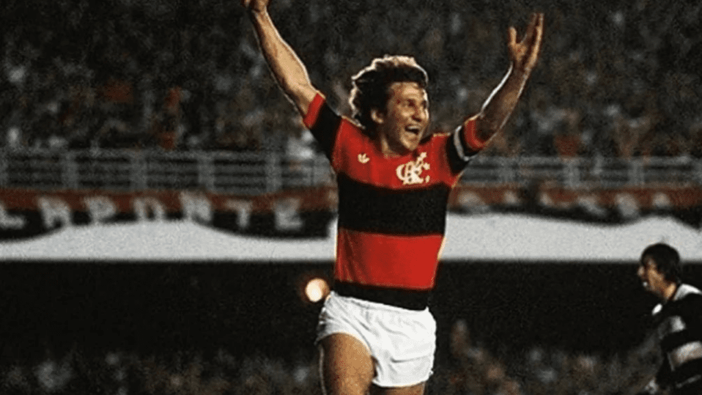 Meia Zico, ídolo do Flamengo, comemorando gol no Maracanã