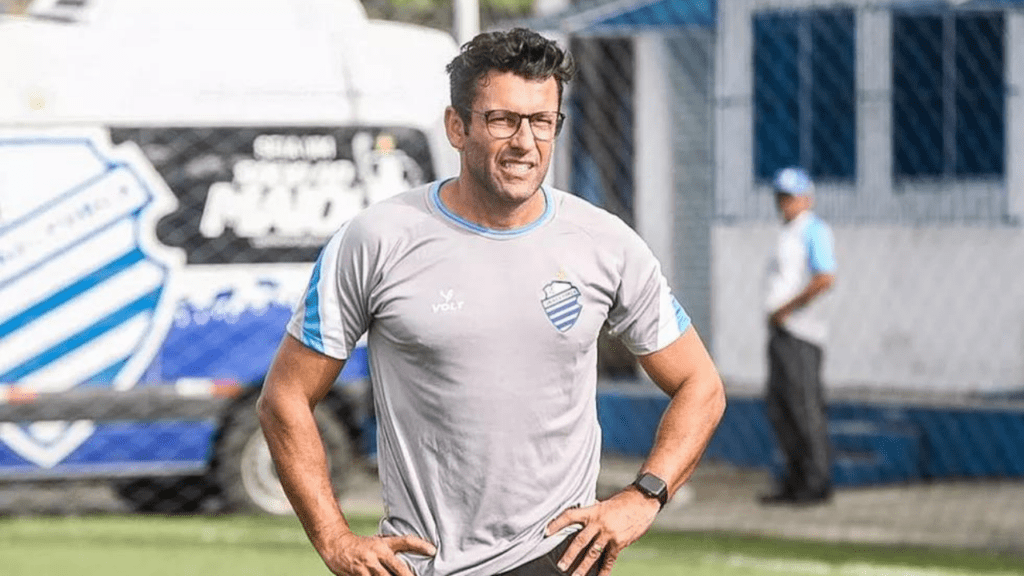 Atlético-GO contrata Alberto Valentim: Técnico Alberto Valentim, em treino do CSA