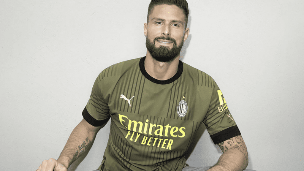 Atacante Giroud vestindo a nova camisa do Milan