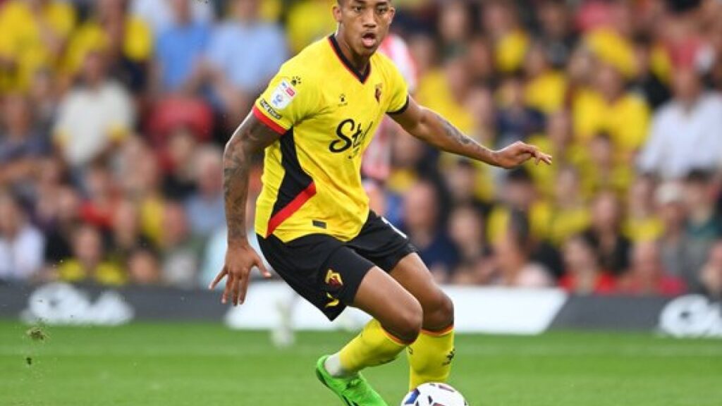 João Pedro, do Watford, domina a bola e carrega para frente em jogo pelo time inglês