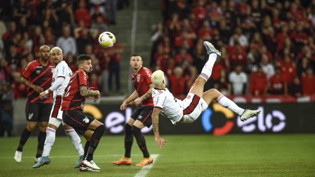 Pedro marca golaço e Flamengo elimina Athletico na Copa do Brasil