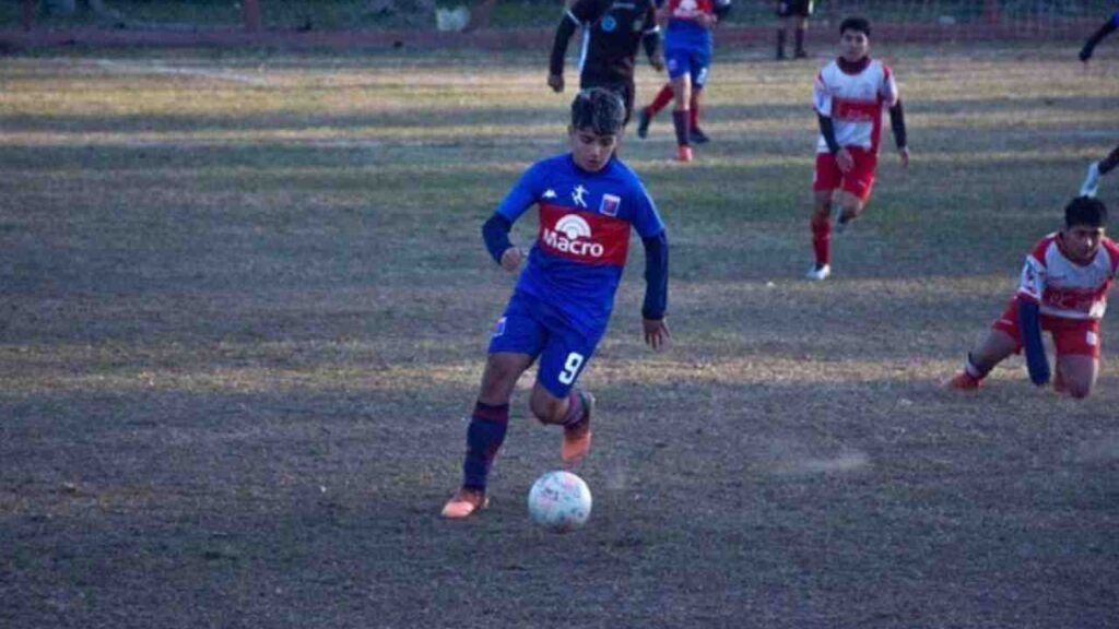 Filho de Agüero viraliza nas redes sociais com dribles em jogo do sub-13; veja vídeo