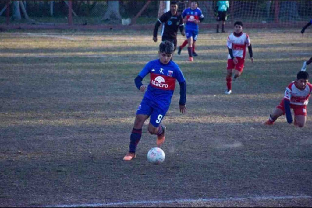 Filho de Agüero viraliza nas redes sociais com dribles em jogo do sub-13; veja vídeo