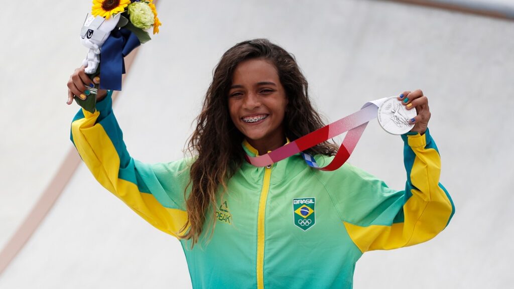 Rayssa Leal no pódio em Tóquio, com medalha de prata