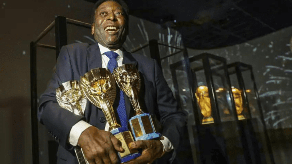 Pelé no dicionário: Rei do Futebol vira adjetivo após campanha - Pelé com as taças do tricampeonato da Copa do Mundo pela Seleção Brasileira