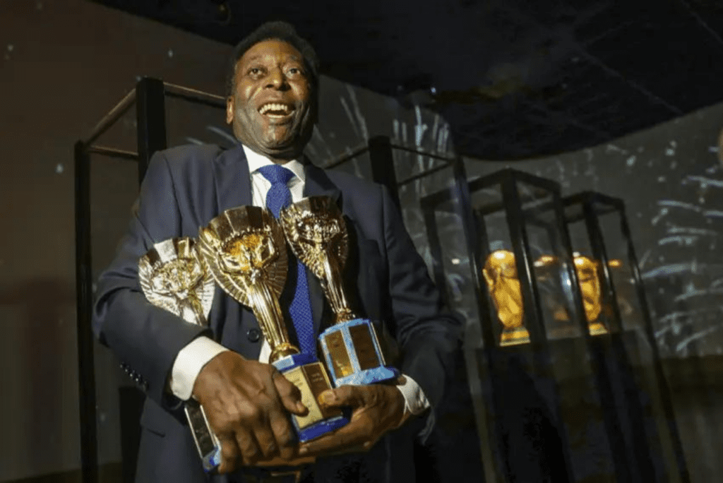 Pelé no dicionário: Rei do Futebol vira adjetivo após campanha - Pelé com as taças do tricampeonato da Copa do Mundo pela Seleção Brasileira