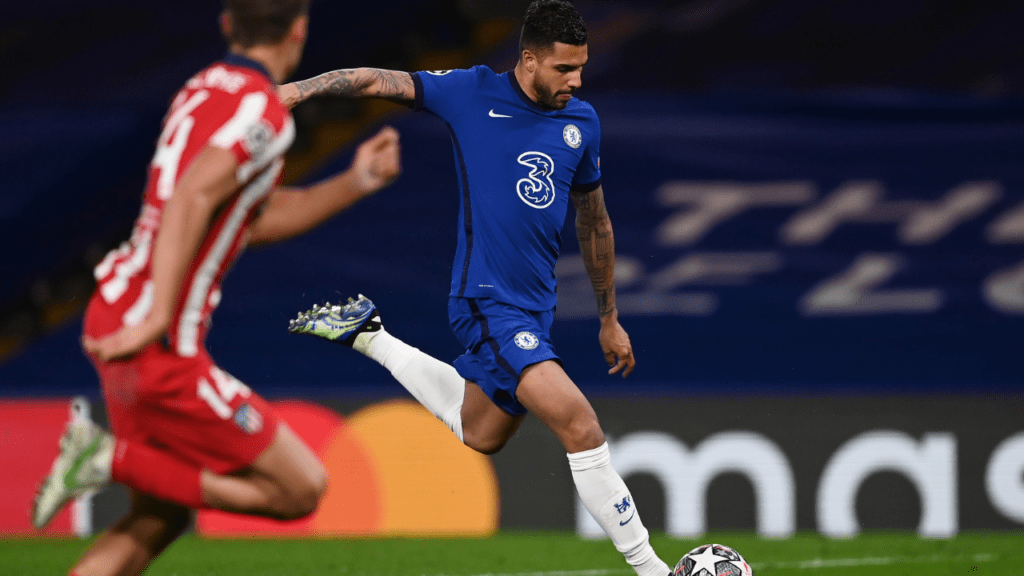Lateral esquerdo Emerson Palmieri, do Chelsea, na pauta do West Ham, em jogo contra o Atletico de Madrid