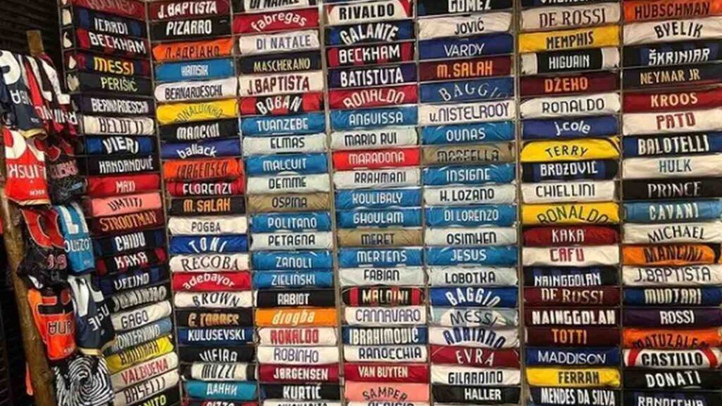 Técnico do Napoli exibe fantástica coleção de camisas; veja foto