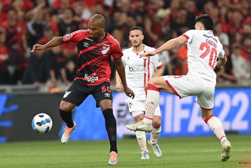 Estudiantes e Athletico-PR: onde assistir, prováveis escalações e arbitragem