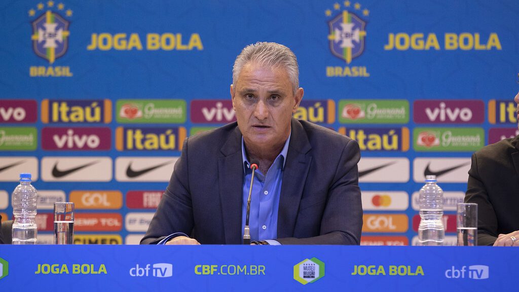 Técnico Tite em mesa de coletiva de imprensa, convocando a seleção brasileira