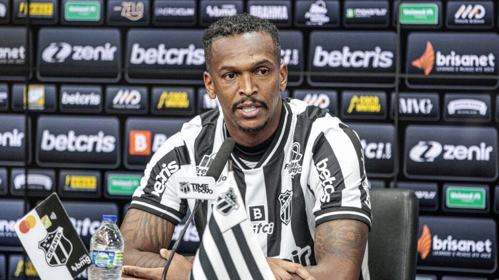 Centroavante Jô, em apresentação no Ceará