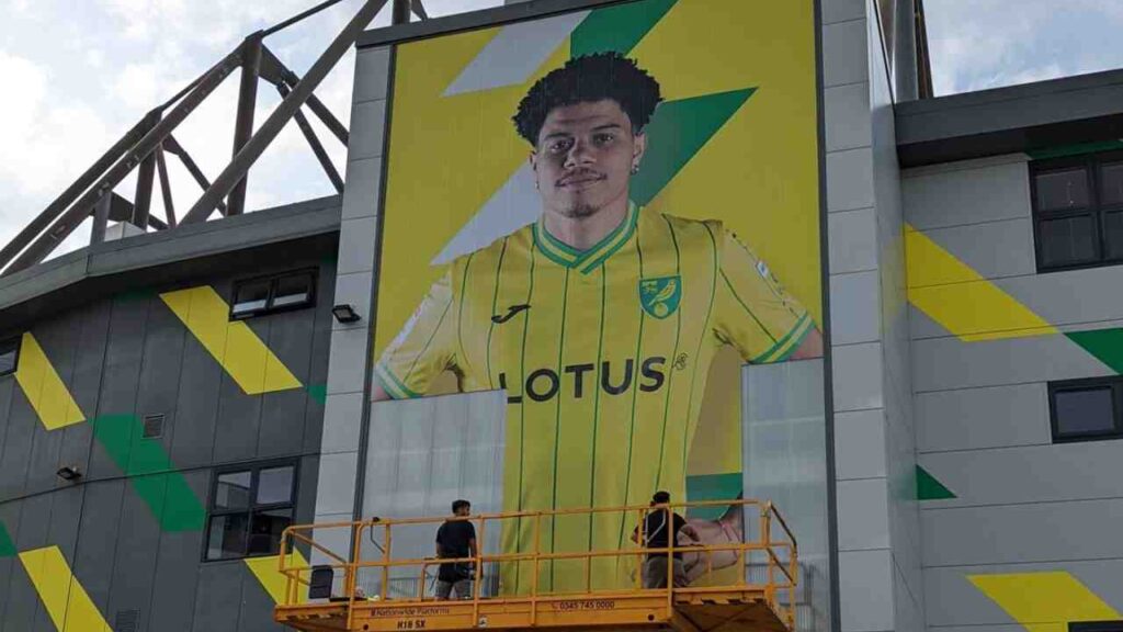 Ex-meia do São Paulo ganha pintura no estádio do Norwich