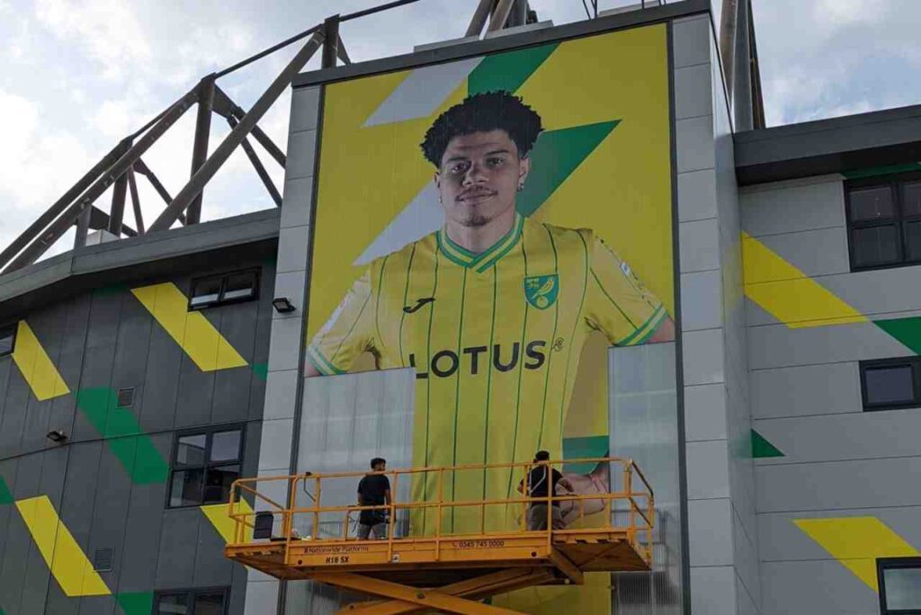 Ex-meia do São Paulo ganha pintura no estádio do Norwich