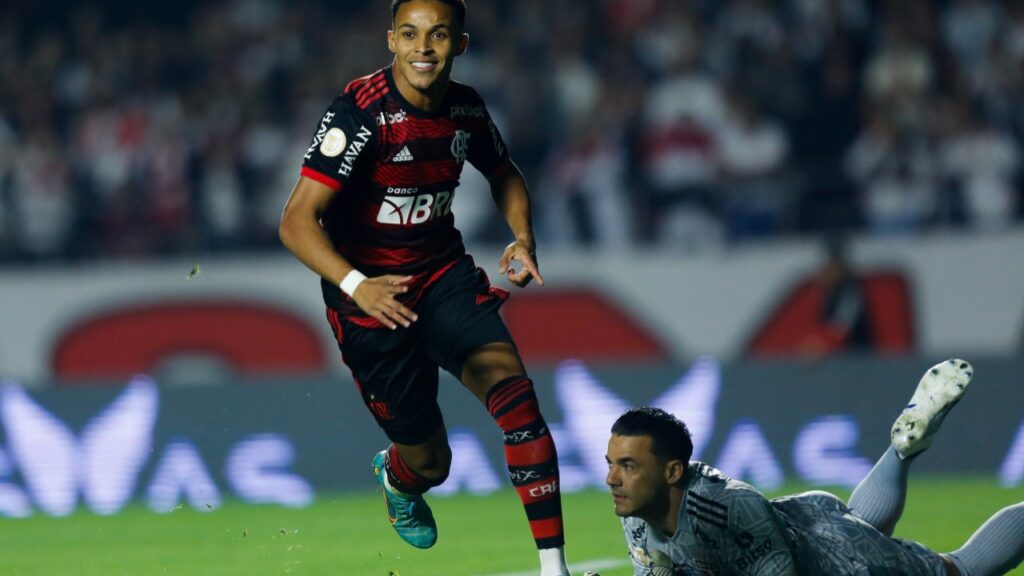 Flamengo bate São Paulo e entra no G-4 do Brasileirão