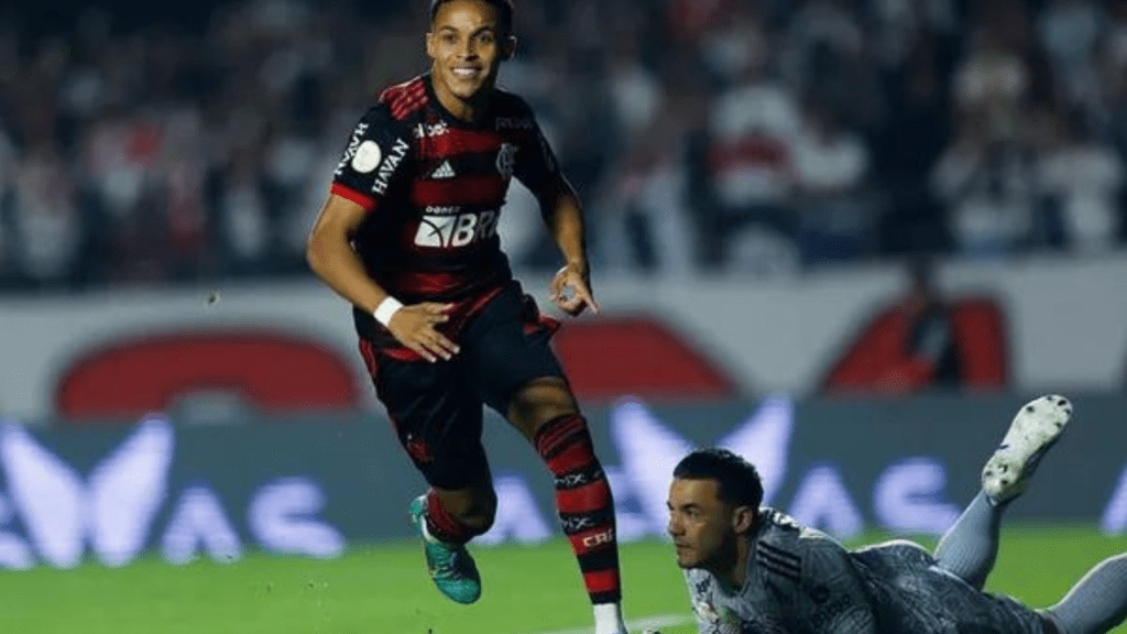 Atacante Lázaro, do Flamengo, em jogo contra o São Paulo